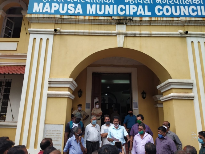 Mapusa farmers march to council, demand restoration of deleted names