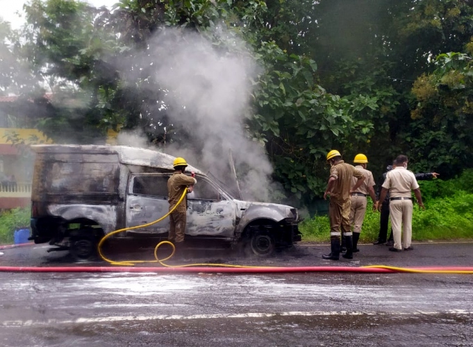 Vehicle catches fire at Alto-Porvorim
