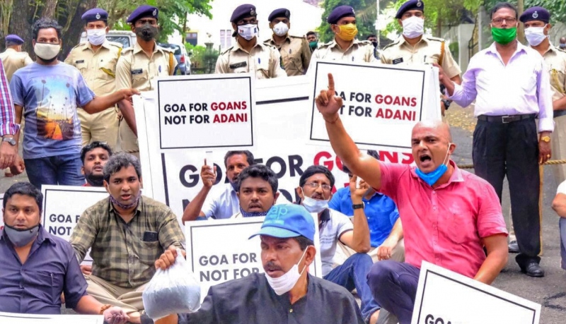 Coal storm at CM's residence; cops pick up AAP workers