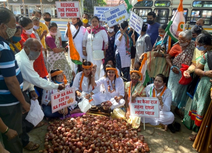 BJP looting public by hiking   prices of onions: Mahila Cong