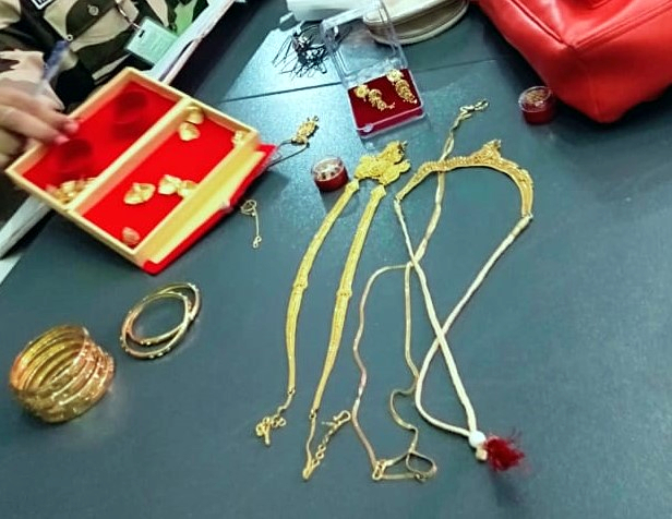 CISF finds Rs 5.5 lakh jewellery   in bag at airport, locates owner