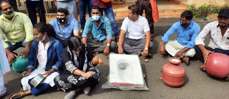 Armed with pots, commode, Cong stages stir in Mapusa