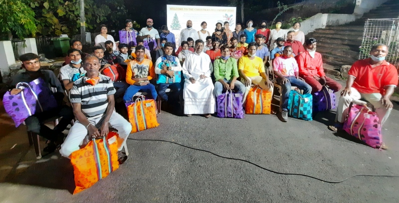 Chicalim locals celebrate Christmas with garbage collectors