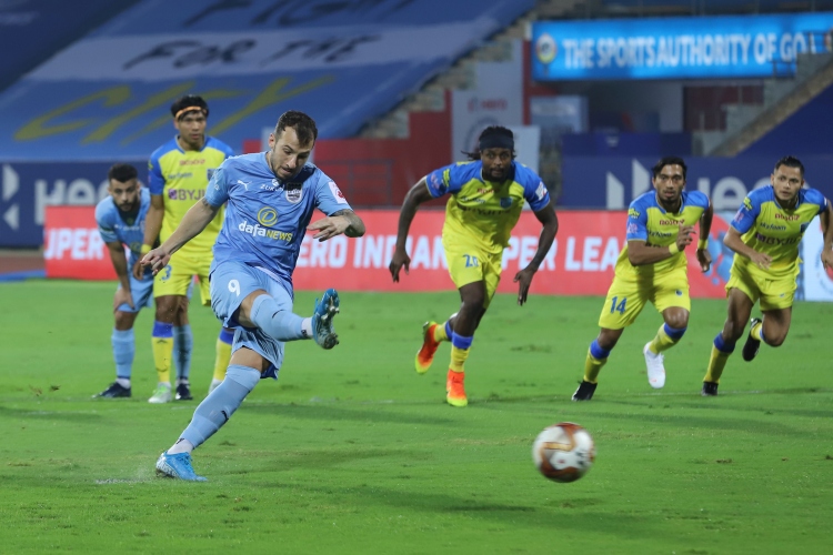 ﻿Mumbai City reclaim top spot