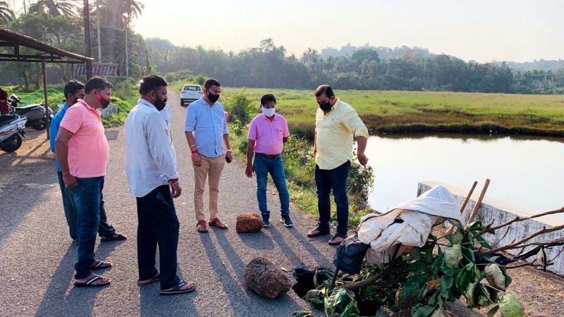 Sinkhole develops on   Salvador do Mundo road