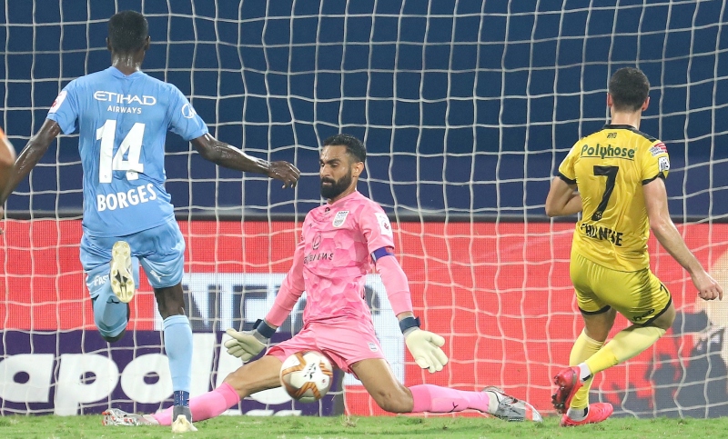 ﻿Hyderabad hold fort against Mumbai in goalless draw