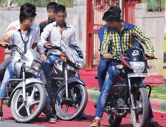 ﻿Policing students who  bring bikes to school