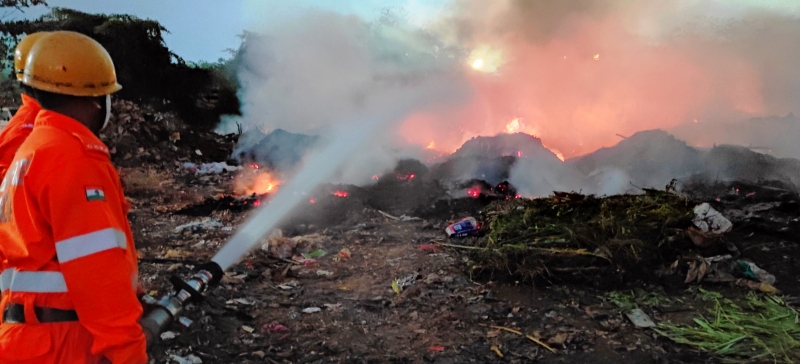 Vehicle owners panic as garbage dump catches fire at Margao KTC stand