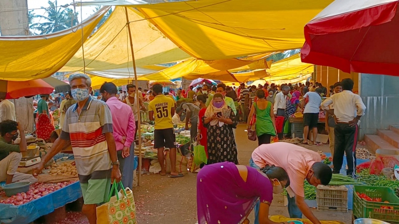 The Goan EveryDay: 400 fined at crowded Bicholim weekly market