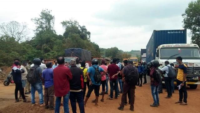 Office-goers stopped at Banda check-post, block traffic in stir