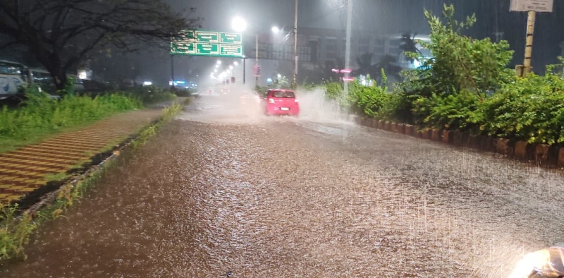 Heavy showers leave  Margao roads flooded