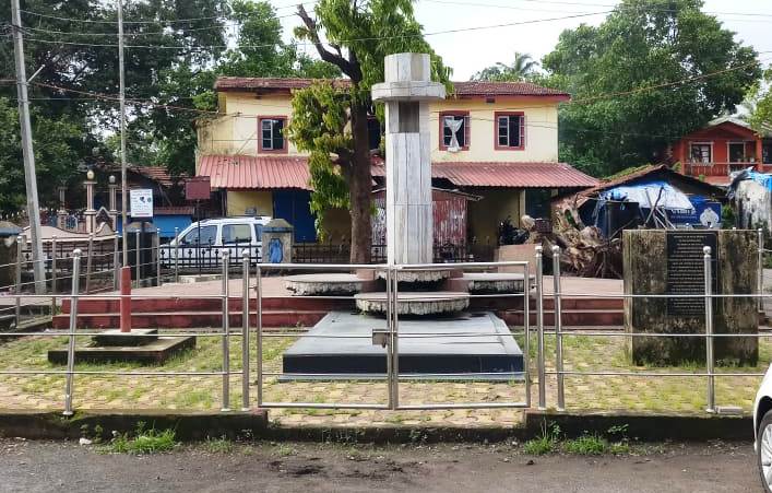 Neglect stares   at Lohia Chowk   in Assolna