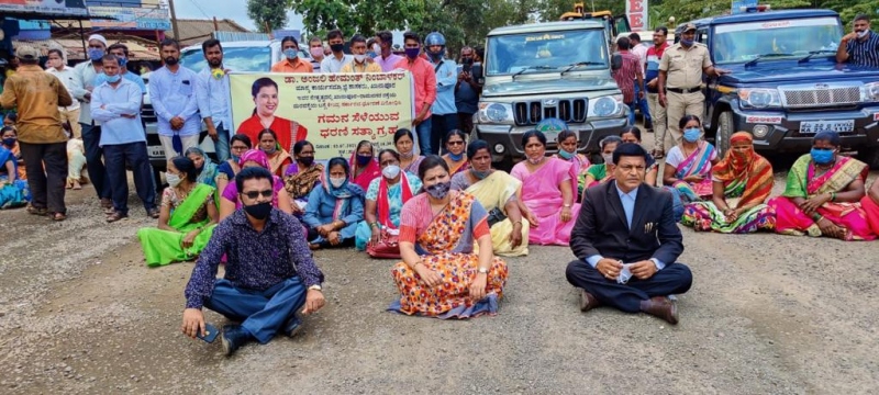 Khanapur MLA, locals block NH4A   to protest delay in road repair