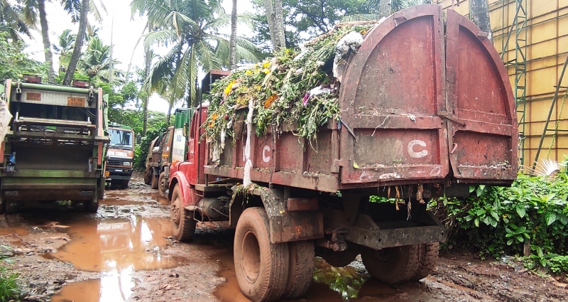 STINK & THE CITY: SONSODO GARBAGE BURIES ROAD