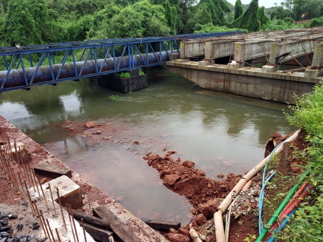 Mapusa councillors & locals agitated as MVR fails to clear debris under Tar river culvert