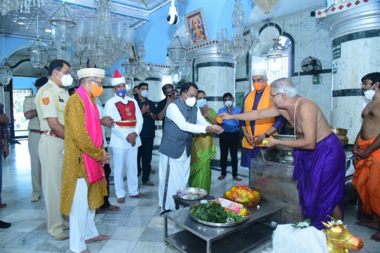 Governor visits Mangueshi temple