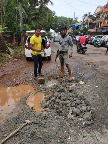 ﻿Calangute youth fills up potholed roads