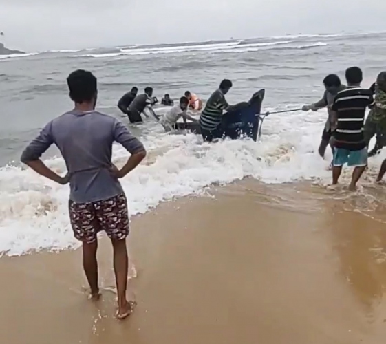 Country-made boat capsizes at Sal mouth, two rescued