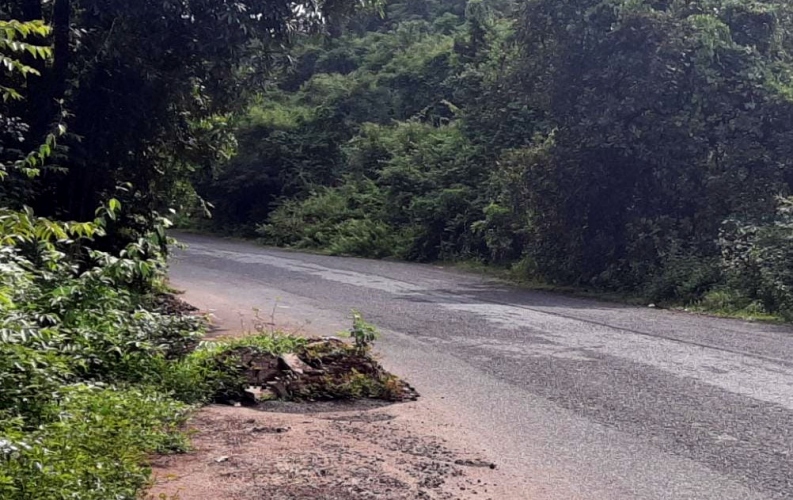 Locals irked over mud   piles from treches  along Sonshi road