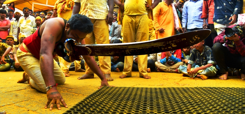 ﻿Lifting the 42-kg 'khanda' for victory on Dussehra