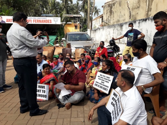 Kiosk owners, fruit vendors protest   outside St Cruz MLA’s residence