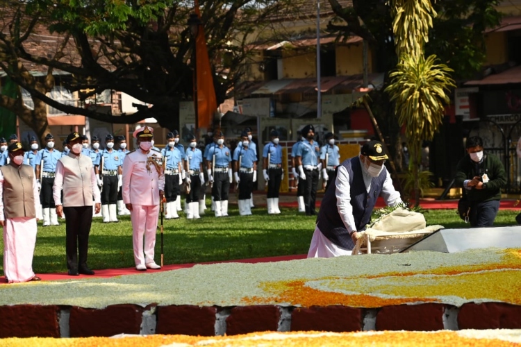 ﻿PM pays homage at Martyrs Memorial