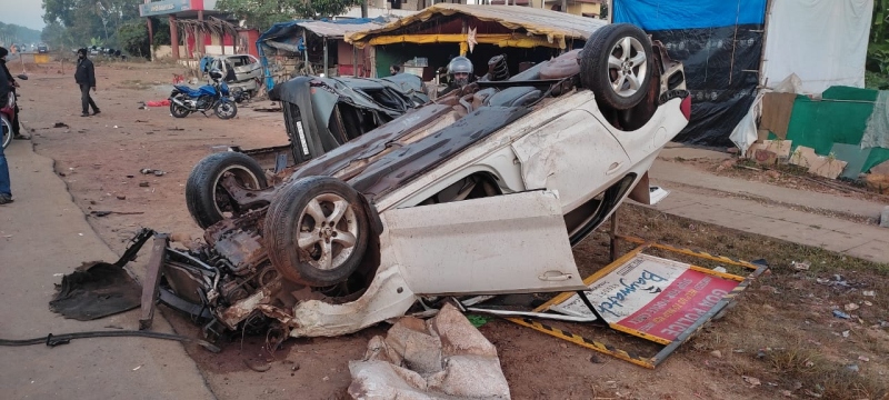 Car rams into nakabandi post killing 2 cops, one on the spot