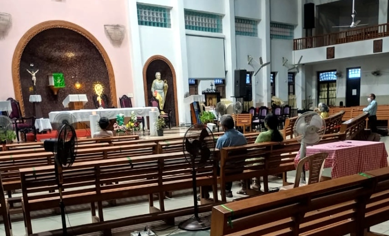 Priests conduct prayers, presentations ahead of polls