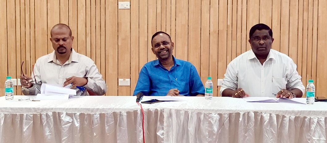 Use rapport with govt to complete projects: Almeida to Salkar