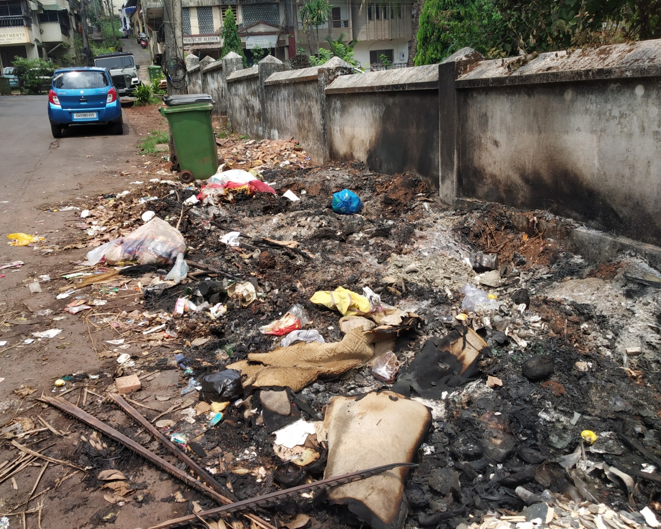 Mapusa municipality’s apathy forces locals to burn dry waste