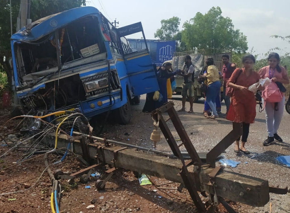 Mapusa-Valpoi bus rams   into electricity pole, 16 hurt