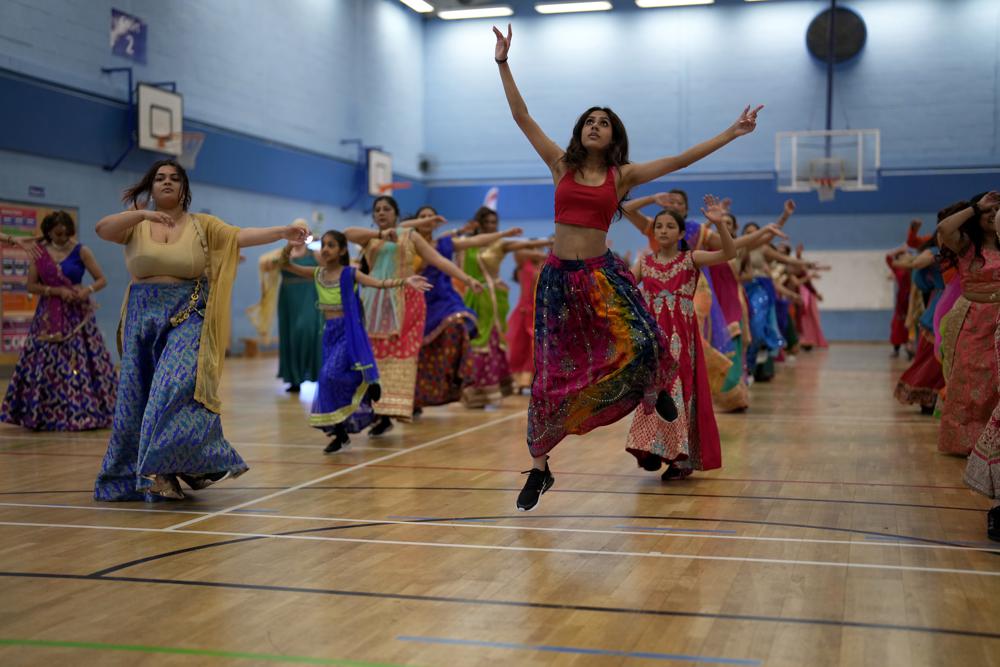 ﻿Not just any cake: Bollywood homage to queen for Jubilee