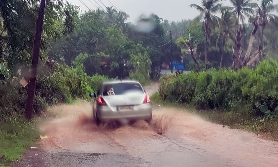 Roads flooded   as heavy rains   lash Canacona