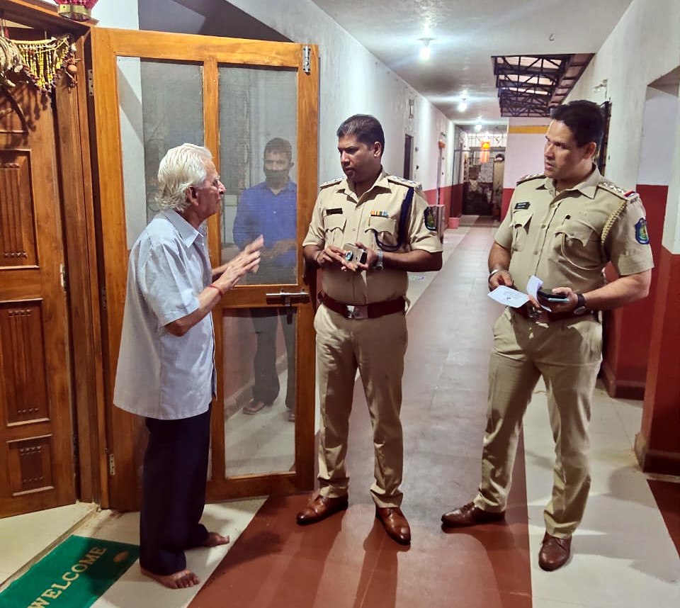 Police meet senior citizens of Vasco, issue them cards