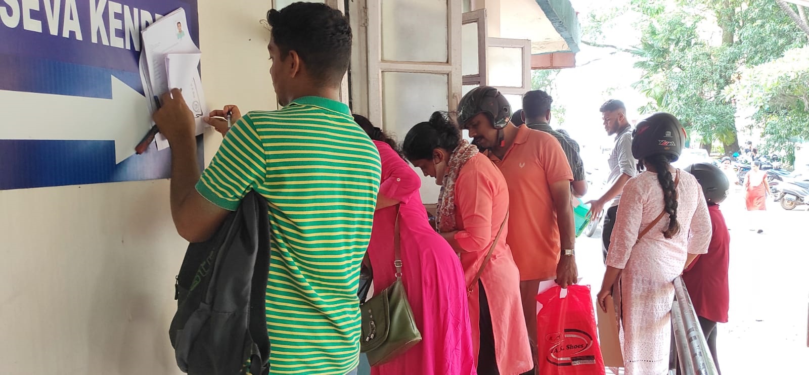 Job seekers rush to South court bldg with applications