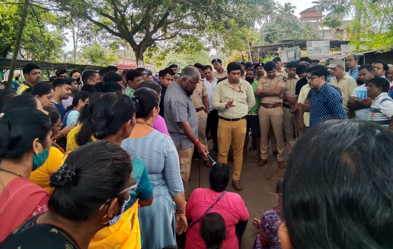 Nerul residents block Candolim-Betim road to protest mobile tower