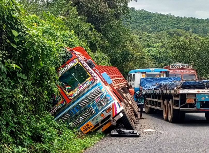 Truck mishap disrupts traffic on NH66