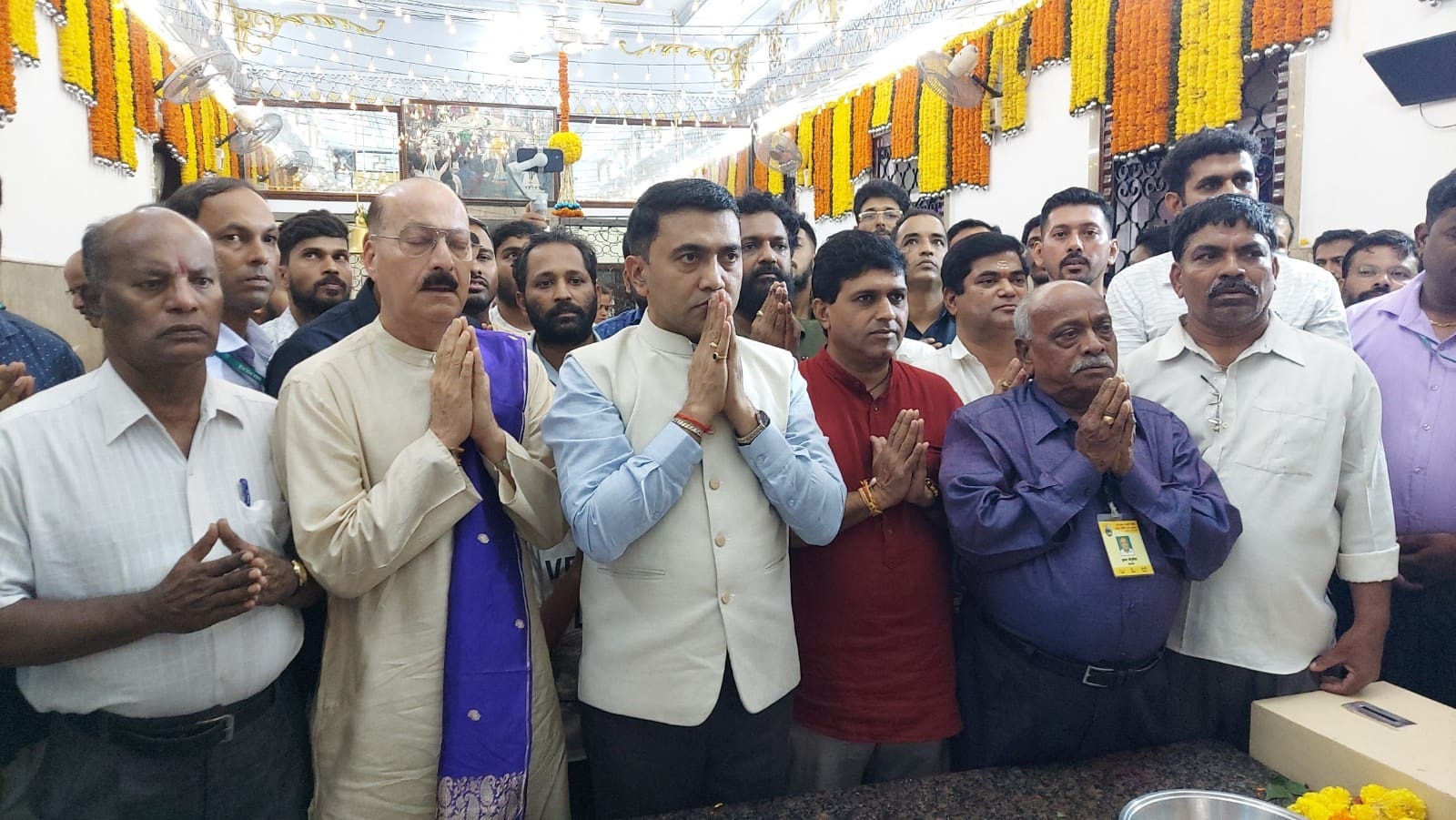 CM visits Damodar temple before leaving for Delhi