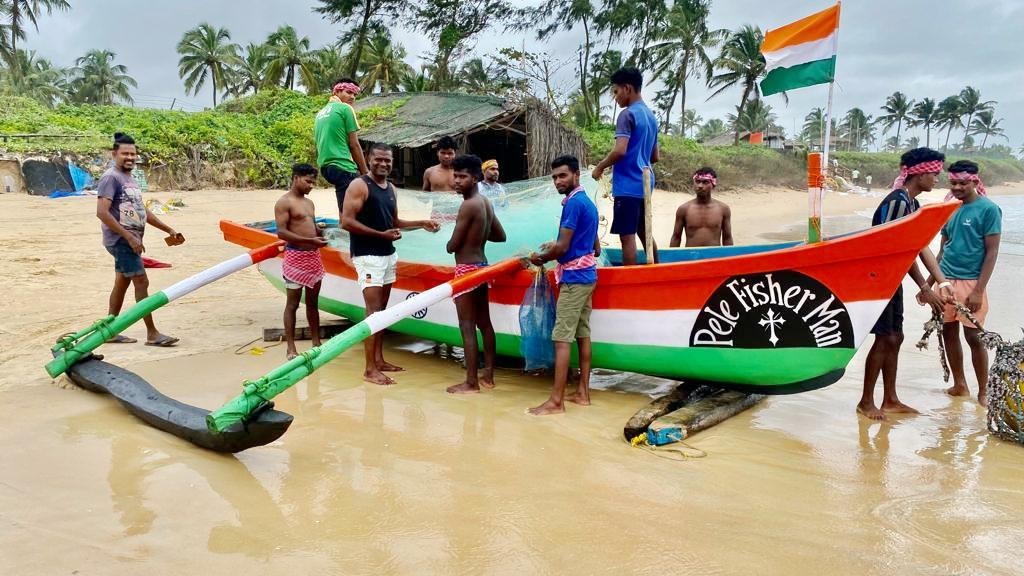 Fisherman paints canoe with tricolour to celebrate I-Day