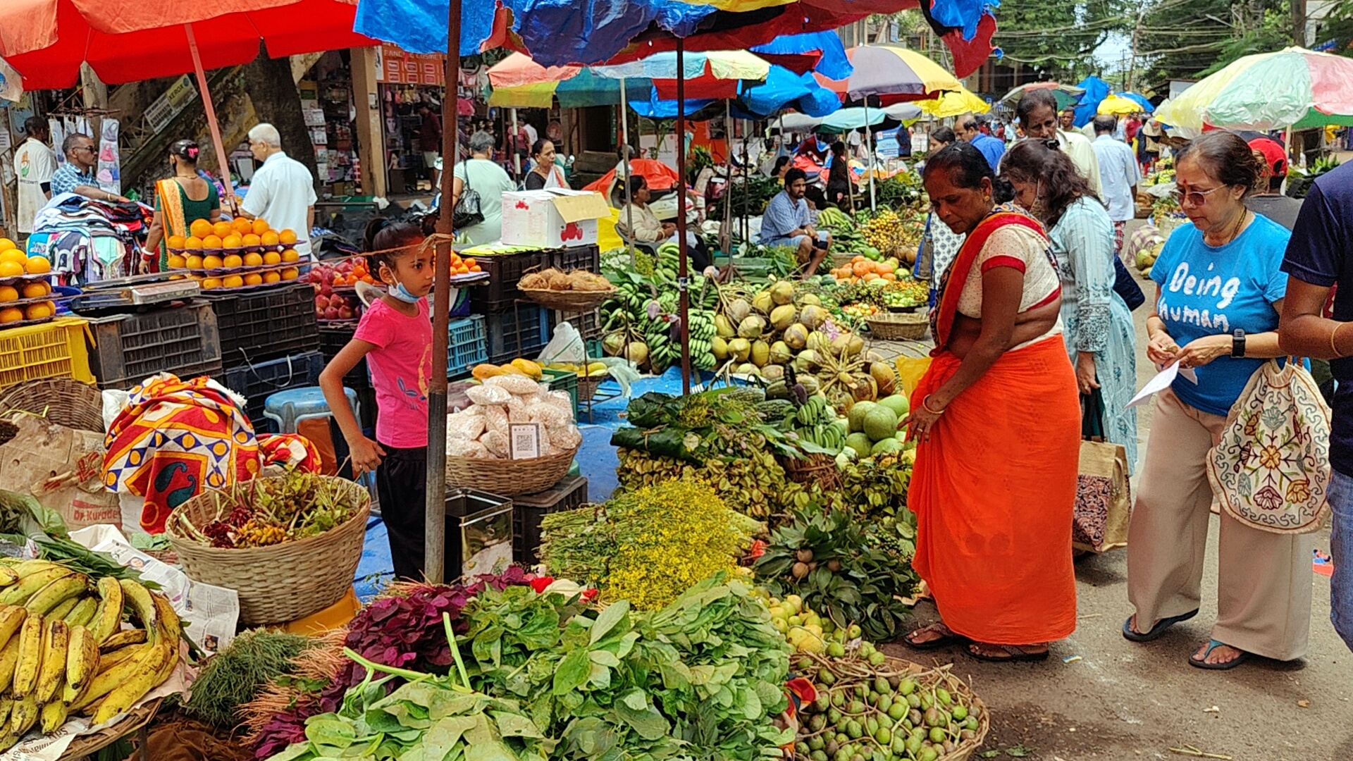 Lacklustre business on Day 1:   Vasco Matoli stall vendors
