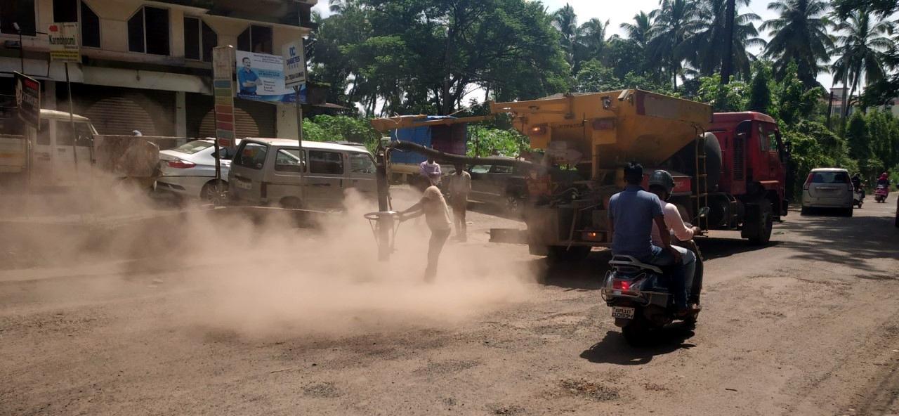 Finally, PWD takes up work on pot-hole ridden road in Mapusa
