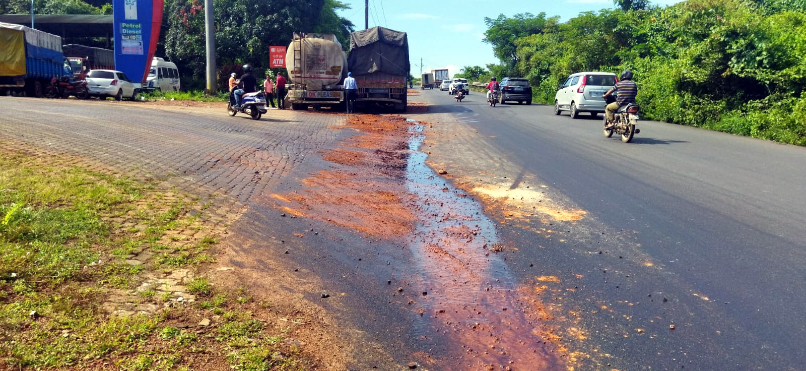 2-wheelers skid on oil spill   on Corlim to Kundaim road