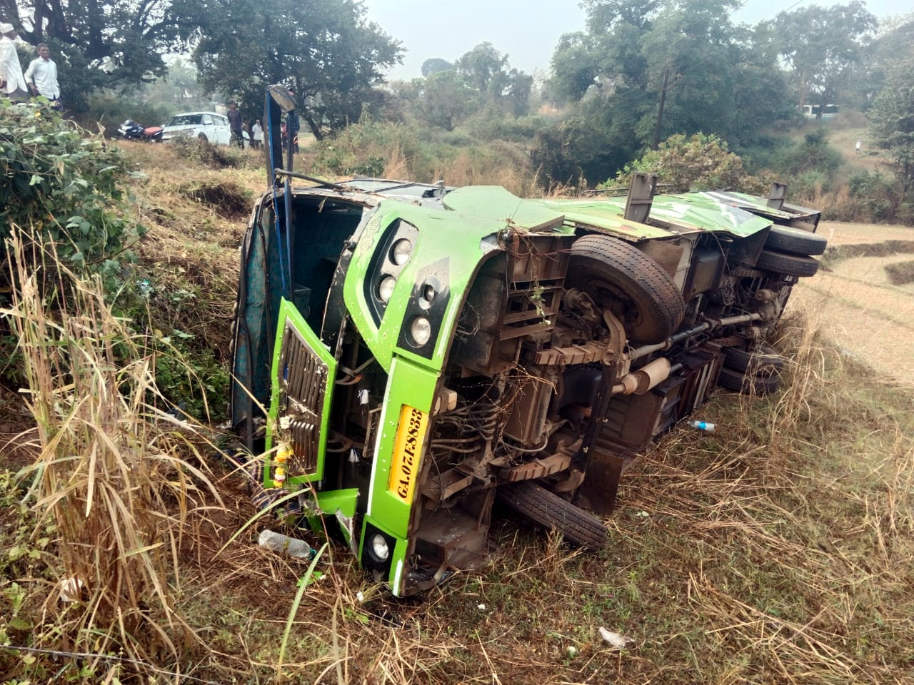 ﻿9 injured as minibus   from Margao overturns   in Khanapur village