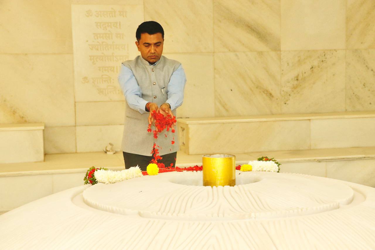 Sawant pays floral tributes to Parrikar at Miramar samadhi