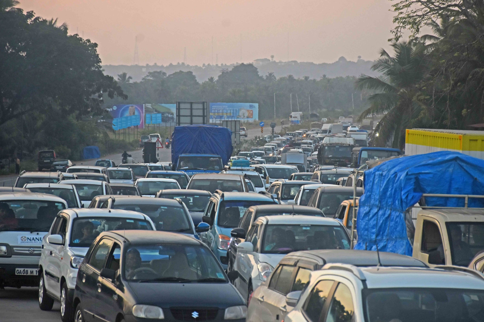 The Goan EveryDay: Traffic chaos: Govt draws flak for delay in new