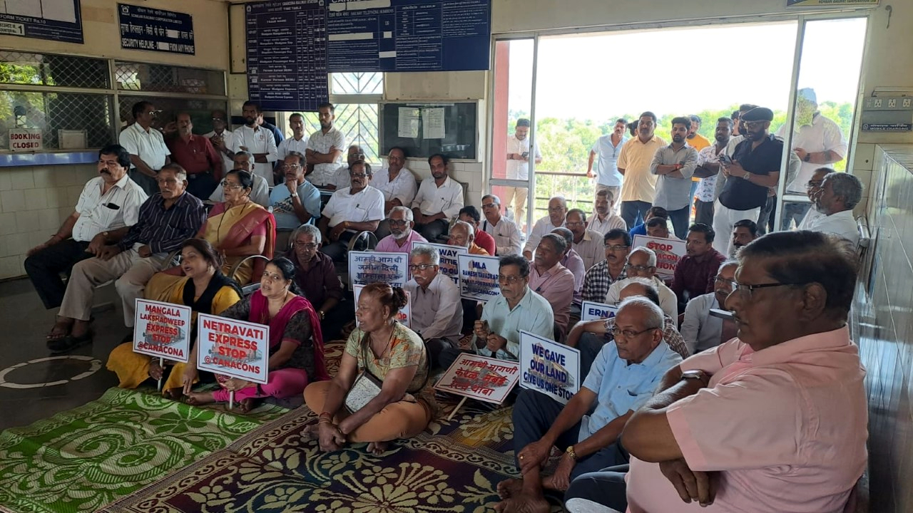 Senior citizens stage hunger strike at Canacona railway station
