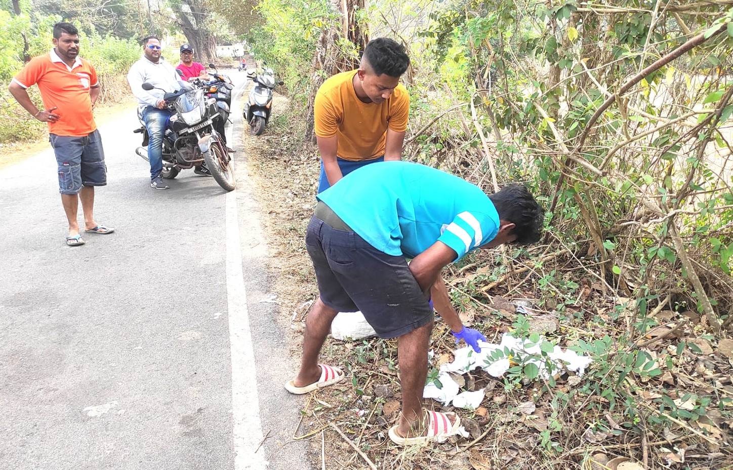Benaulim youth catch duo red-handed dumping chicken waste along roadside