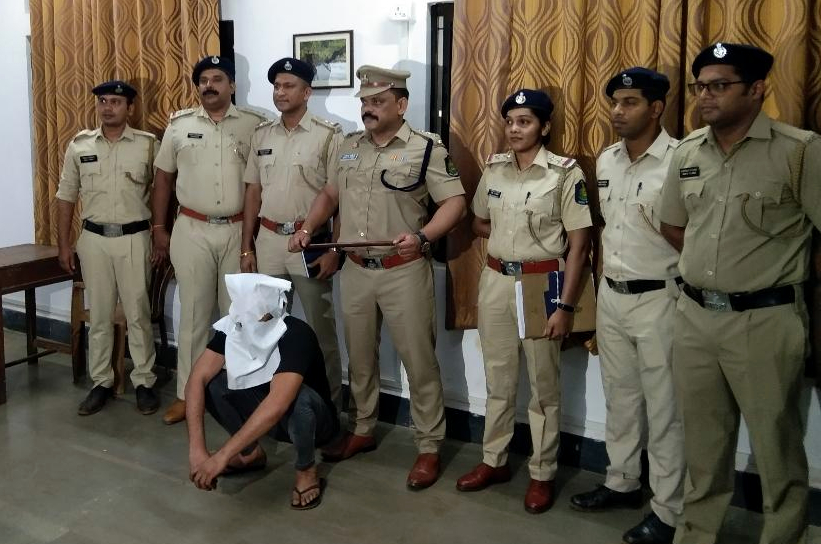 Three held for cheating,   robbing Japanese tourist