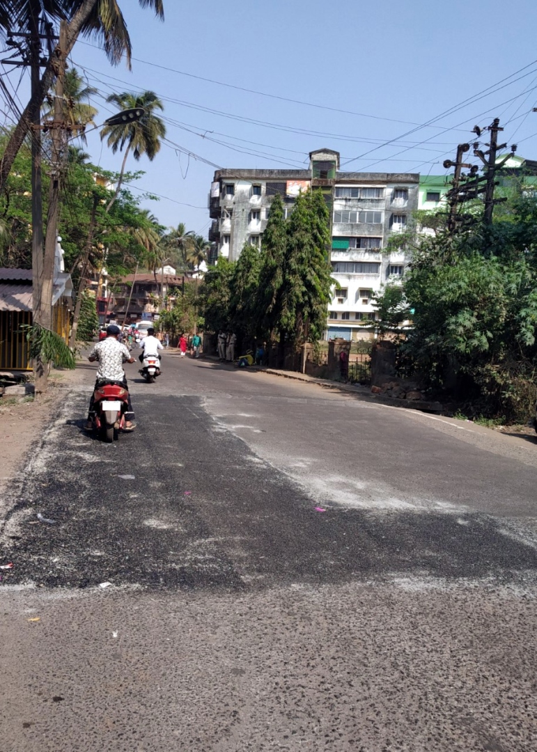 ﻿Mapusa’s worst kept road gets   some tar, thanx to King Momo!