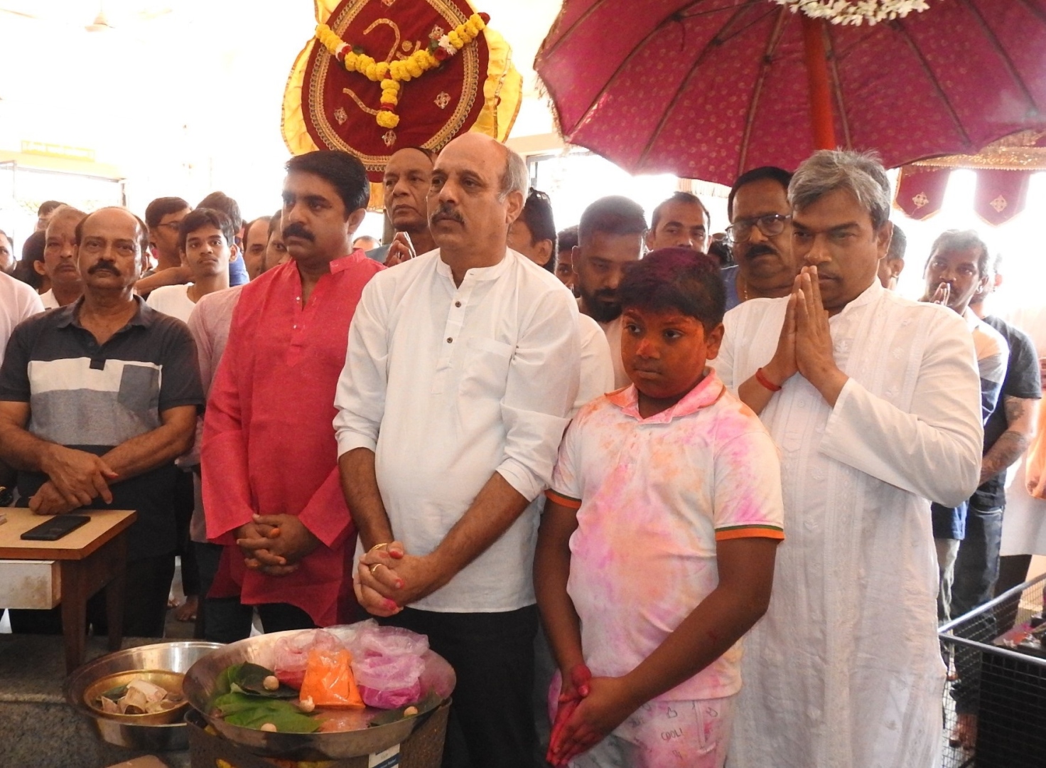 Rivals Vijai, Damu cynosure of all eyes at temple for Holi